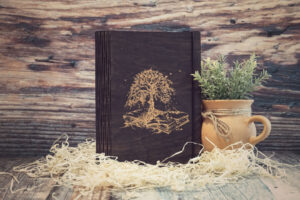 Agendă A5 din lemn, VintageBox, model Copacul din carte - Colectia White on Black