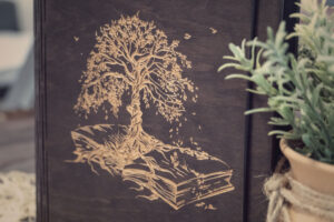 Agendă A5 din lemn, VintageBox, model Copacul din carte - Colectia White on Black