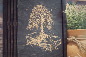 Agendă A5 din lemn, VintageBox, model Copacul din carte - Colectia White on Black