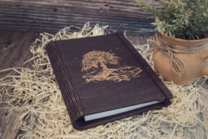 Agendă A5 din lemn, VintageBox, model Copacul din carte - Colectia White on Black