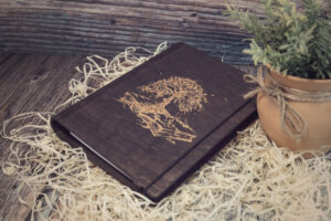 Agendă A5 din lemn, VintageBox, model Copacul din carte - Colectia White on Black