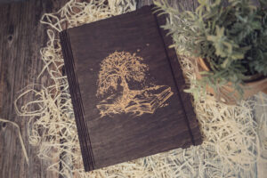 Agendă A5 din lemn, VintageBox, model Copacul din carte - Colectia White on Black