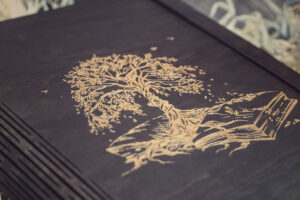 Agendă A5 din lemn, VintageBox, model Copacul din carte - Colectia White on Black