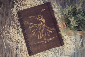 Agendă A5 din lemn, VintageBox, model Balerina - Colectia White on Black