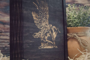 Agendă A5 din lemn, VintageBox, model Ingerul - Colectia White on Black