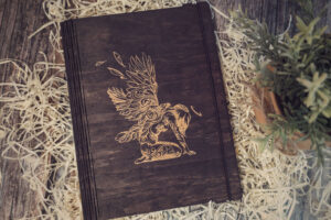 Agendă A5 din lemn, VintageBox, model Ingerul - Colectia White on Black