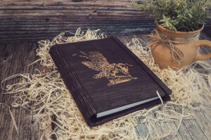 Agendă A5 din lemn, VintageBox, model Ingerul - Colectia White on Black