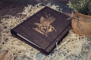 Agendă A5 din lemn, VintageBox, model Ingerul - Colectia White on Black