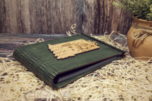 Album foto / GuestBook din lemn VintageBox realizat prin gravare model Dragostea tine de cald, Christmas Memory