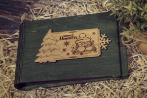 Album foto / GuestBook din lemn VintageBox realizat prin gravare model Dragostea tine de cald, Christmas Memory