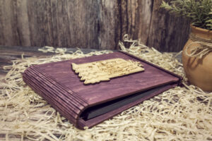 Album foto / GuestBook din lemn VintageBox realizat prin gravare model Bunicutii veseli, Christmas Memory