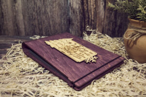 Album foto / GuestBook din lemn VintageBox realizat prin gravare model Bunicutii veseli, Christmas Memory