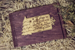 Album foto / GuestBook din lemn VintageBox realizat prin gravare model Bunicutii veseli, Christmas Memory