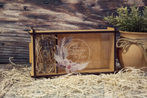 Cutie din lemn VintageBox pentru stick USB si loc fotografii model Eleganta si flori