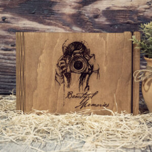 Album foto din lemn VintageBox realizat prin gravare model I am photographer