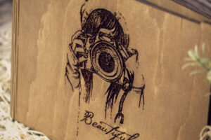 Album foto din lemn VintageBox realizat prin gravare model I am photographer