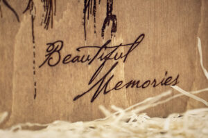 Album foto din lemn VintageBox realizat prin gravare model I am photographer