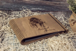 Album foto din lemn VintageBox realizat prin gravare model I am photographer