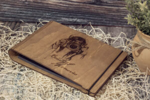 Album foto din lemn VintageBox realizat prin gravare model I am photographer
