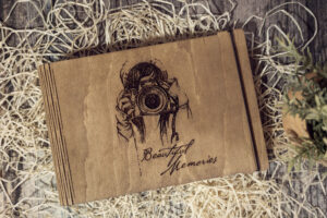 Album foto din lemn VintageBox realizat prin gravare model I am photographer