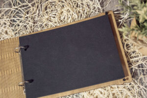 Album foto din lemn VintageBox realizat prin gravare model I am photographer