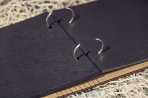 Album foto din lemn VintageBox realizat prin gravare model I am photographer