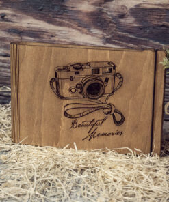 Album foto din lemn VintageBox realizat prin gravare model Aparat Foto