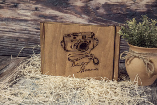 Album foto din lemn VintageBox realizat prin gravare model Aparat Foto