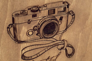 Album foto din lemn VintageBox realizat prin gravare model Aparat Foto