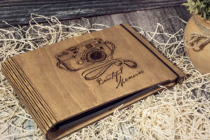 Album foto din lemn VintageBox realizat prin gravare model Aparat Foto