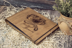 Album foto din lemn VintageBox realizat prin gravare model Aparat Foto