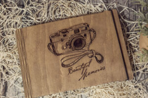 Album foto din lemn VintageBox realizat prin gravare model Aparat Foto