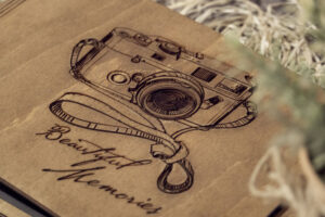 Album foto din lemn VintageBox realizat prin gravare model Aparat Foto