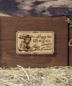 Album foto din lemn VintageBox realizat prin gravare model Calator printre nori