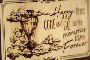 Album foto din lemn VintageBox realizat prin gravare model Calator printre nori