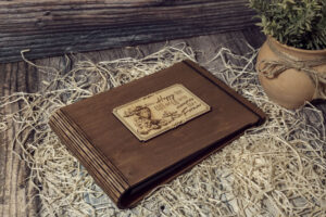 Album foto din lemn VintageBox realizat prin gravare model Calator printre nori