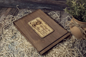 Album foto din lemn VintageBox realizat prin gravare model Calator printre nori