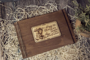 Album foto din lemn VintageBox realizat prin gravare model Calator printre nori