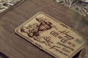 Album foto din lemn VintageBox realizat prin gravare model Calator printre nori