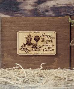 Album foto din lemn VintageBox realizat prin gravare model Incepe Aventura