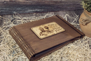 Album foto din lemn VintageBox realizat prin gravare model Incepe Aventura
