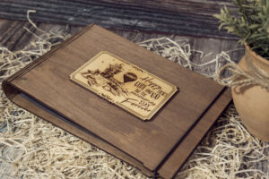 Album foto din lemn VintageBox realizat prin gravare model Incepe Aventura