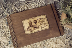 Album foto din lemn VintageBox realizat prin gravare model Incepe Aventura