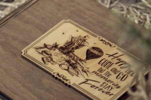 Album foto din lemn VintageBox realizat prin gravare model Incepe Aventura