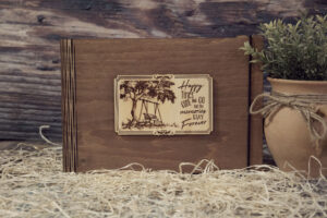 Album foto din lemn VintageBox realizat prin gravare model Leaganul cu Amintiri