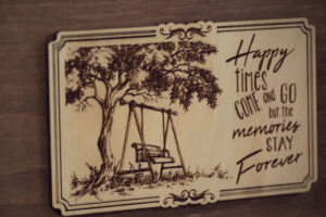 Album foto din lemn VintageBox realizat prin gravare model Leaganul cu Amintiri