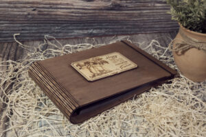 Album foto din lemn VintageBox realizat prin gravare model Leaganul cu Amintiri