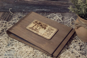 Album foto din lemn VintageBox realizat prin gravare model Leaganul cu Amintiri
