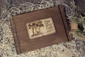 Album foto din lemn VintageBox realizat prin gravare model Leaganul cu Amintiri