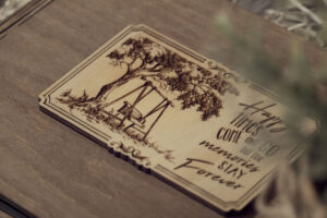 Album foto din lemn VintageBox realizat prin gravare model Leaganul cu Amintiri